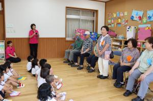 老人クラブの皆さんが願い事を発表している写真