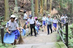 参道を進む生徒たち