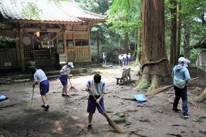 熊野社前を掃除する生徒たち