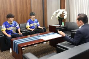 佐々木市長と談話している写真