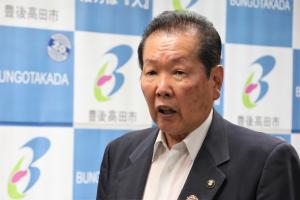 激励のあいさつをする佐々木市長の写真