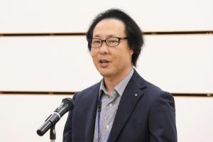 来賓の方があいさつしている写真1枚目
