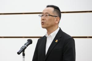 来賓の方があいさつしている写真2枚目