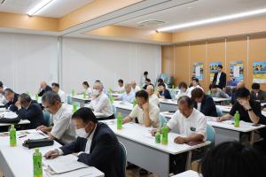 参加者が議事を聞いている写真