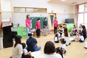 説明をしているアンジュママンのスタッフたちと園児保護者たちの写真