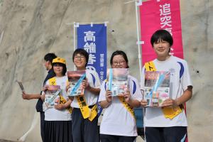 街頭啓発を行う真玉中学校の生徒たちの写真