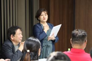 全体講評を行う岩崎センター長