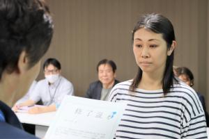 修了証書を受け取る受講者
