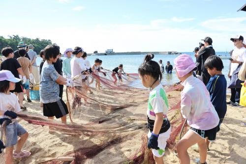 地引網を引いている子どもたちの写真