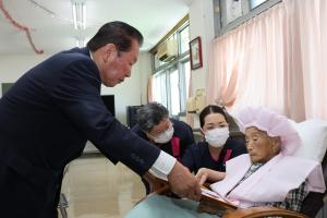 佐々木市長が報賞状を手渡している写真