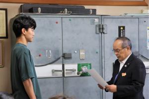 河野教育長が勝畑さんへ委嘱状を手渡している写真
