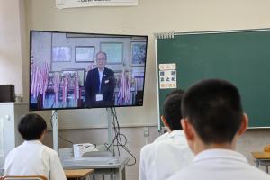 河野教育長があいさつをしている写真