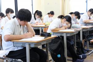 真剣な表情で授業に取り組む生徒の写真