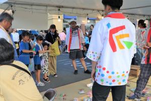 いなり商店街与一で輪投げをする子ども