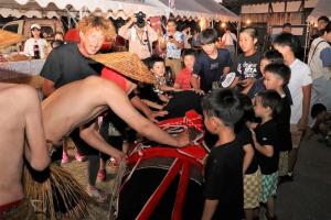 張り子の牛は、夜市に来ても大人気