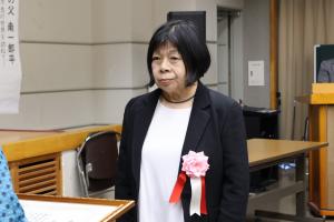 吉田直美さんが表彰を受けている写真