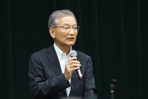 あいさつをする佐藤之則大分県議会議員の写真