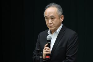 あいさつをする小野正志豊後高田警察署長の写真