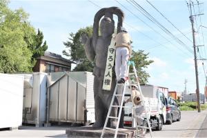 巨大仁王像にたすきを掛ける様子