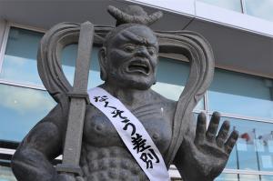 市役所玄関横の仁王像