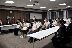 各顧問が報告をしているときの会場の写真