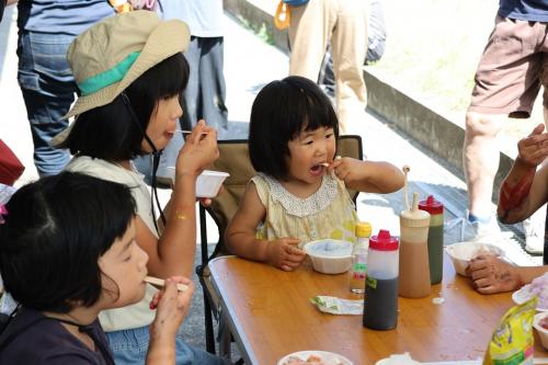かき氷を食べている子どもたちの写真