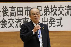 あいさつしている河野教育長の写真