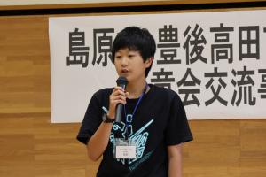 あいさつをしている青野さんの写真