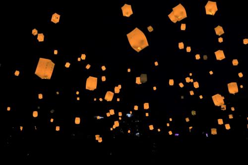 夜空に浮かぶスカイランタンの様子