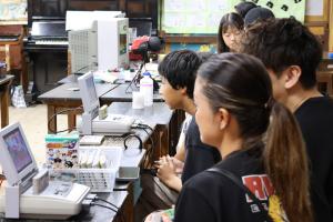 ゲームを楽しむ来場者