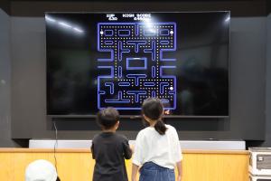 大画面でゲームを楽しむ来場者