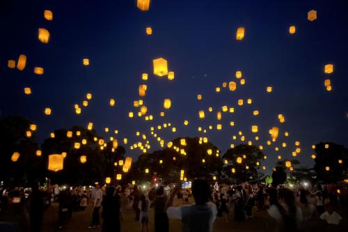 夜空に浮かぶスカイランタン