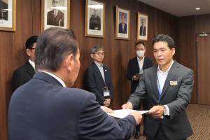 辞令を受け取る田中さん
