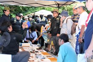出土した埴輪片の説明を聞く参加者
