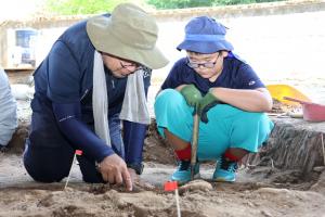 玉川准教授から発掘のコツを聞く参加児童