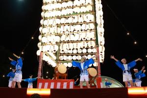 子ども草地踊り教室の皆さんが披露している様子の写真
