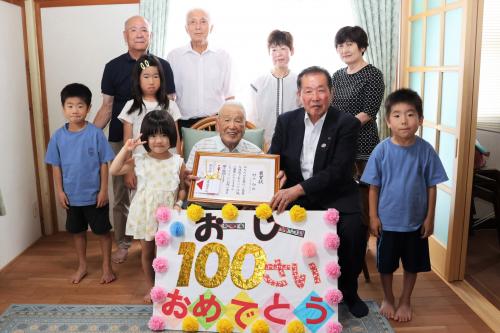 佐々木市長と野上初さん、ご親族の皆さんの集合写真