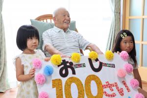 野上さんと親せきの子どもたちの写真