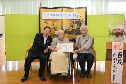 佐々木市長と井口さん、ご親戚の集合写真