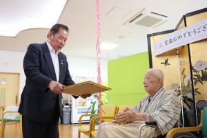 佐々木市長から井口さんに褒賞状が手渡される写真