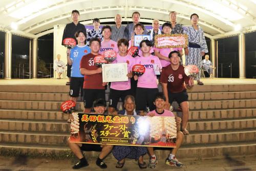 一般踊りのファーストステージ賞を受賞したチームの集合写真