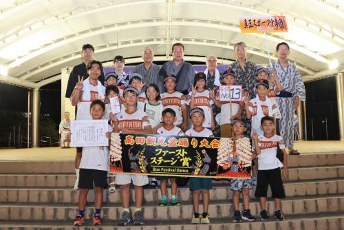 子ども踊りでファーストステージ賞を受賞したチームの集合写真