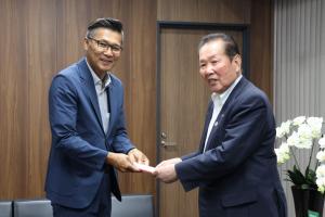 寄附金を手渡す山田代表取締役社長と受けとっている佐々木市長の写真
