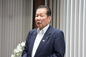 お礼の言葉を言っている佐々木市長の写真