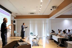 講演する川口さんと手話通訳と会場の様子