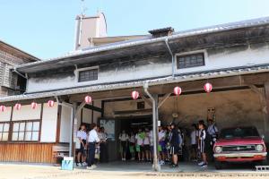 昭和ロマン蔵を見学している写真