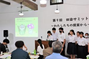 発表する中学生