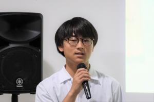 あいさつをする生徒会長の麻生さん