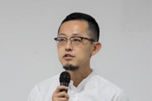 講評を行う赤松准教授