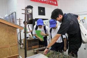 昭和の町展示館のジオラマを見学している生徒と先生の写真